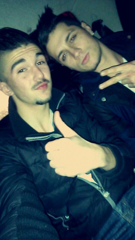 Seevran2's tweet photo. Avec le sheguey on décale en boîte ! #shegueysquad #80zetrei #27ZERO #SEVRAN 🔞🌿😙 http://t.co/9uOPJz0Ugg