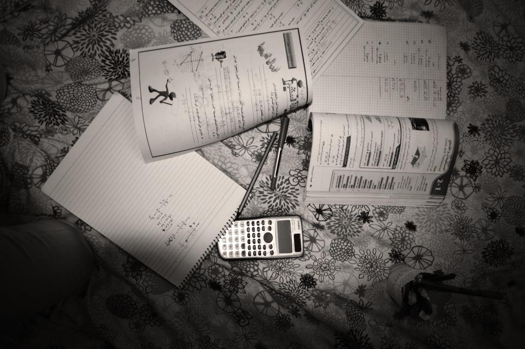 12Jamome's tweet photo. 😫💔ي رب تخلص ذي الاختبارات على خير http://t.co/zjWMHch7PC