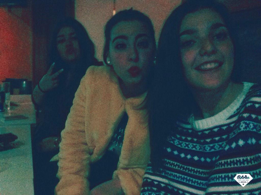 EstherMoliManz's tweet photo. Gracias por hacer que el día de mi cumpleaños no sea un día cualquiera.💕 @AlbaMelli97 @Abda97 @Marii_Rubiio @jesu998 http://t.co/EGbpjixIzD