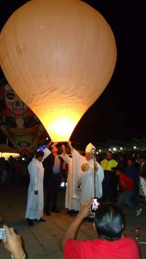 TurmaTP's tweet photo. Gracias Señor por un año más de vida; te pedimos perdure la tradición de los globos de mecha: Amén. #TurmaTP http://t.co/z4PxEo670R
