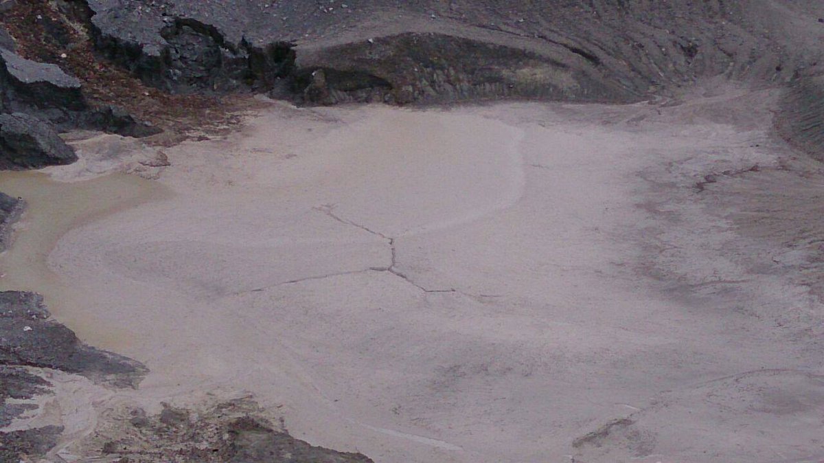 Retakan di dasar Kawah Ratu Tangkubanparahu yang diduga akibat
adanya krisis kegempaan yang sedang berlangsung kini.