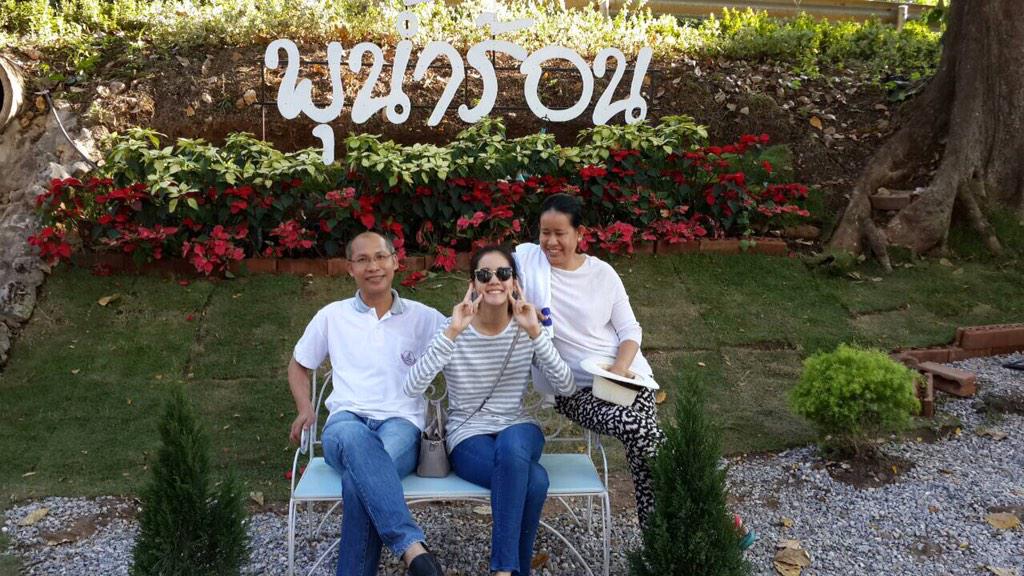 BOW_MUSEUM's tweet photo. เที่ยวปีใหม่ขอให้ทุกคนเดินทางปลอดภัยนะคะ 💝✨ #ใยกัลยา #โบว์เมลดา #หอมน้ำ #ศวัส #bowmuseum http://t.co/fNdtQIlncP