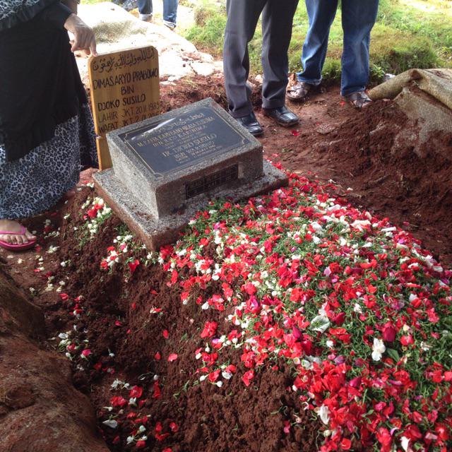 dagger_stab's tweet image. Terima kasih teman-teman yg sudah mengantarkan Dipaw k peristirahatan terakhir nya.