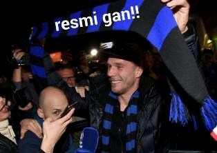 Dery_TMR's tweet photo. Selamat bergabung bor,semoga sukses di @Inter dan siap di caci maki fans #benvenutoPodolski http://t.co/HQXHp4ZIl7