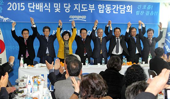 sasang64's tweet photo. "새정연"의 지지자들은
이렇게 페어 플레이 하며 선의의 경쟁을
펼치는 문재인.박지원 같은 대표를 원한다

자격도 없고 능력도 안되는
조경태.박주선 같은 세작들 보고있나?

깜량도 안되는 세작들아 깝치지좀 말라! http://t.co/54p9C90lg8