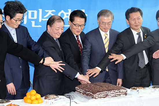 sasang64's tweet photo. "새정연"의 지지자들은
이렇게 페어 플레이 하며 선의의 경쟁을
펼치는 문재인.박지원 같은 대표를 원한다

자격도 없고 능력도 안되는
조경태.박주선 같은 세작들 보고있나?

깜량도 안되는 세작들아 깝치지좀 말라! http://t.co/54p9C90lg8