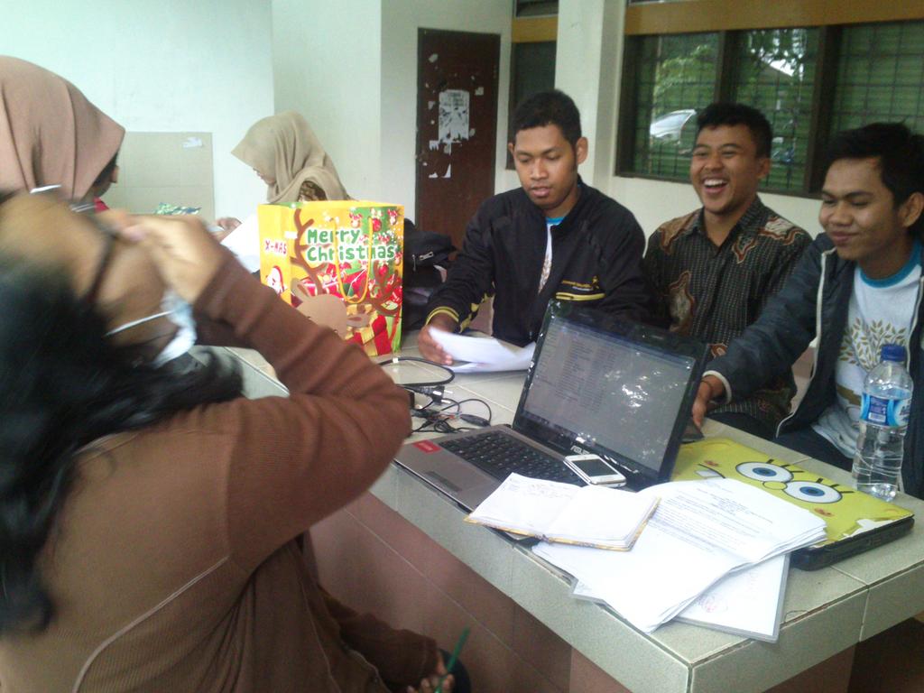 YFCCJATIM's tweet photo. Sekarang kami sedang rapat koordinasi dan briefing buat acara di eks Dolly Surabaya http://t.co/giz5ST3v8x