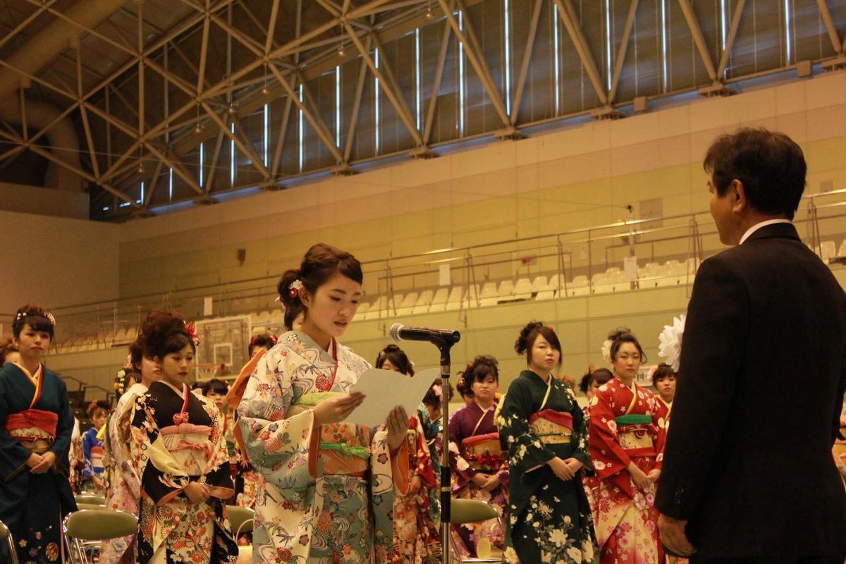 那智勝浦町役場 成人おめでとう 本日世間より一足早く成人式が行われ 約150名の新成人が出席しました 厳かな式典の後には 那智勝浦町出身のギタリスト 濱口祐自さん 今年３度目の成人式 のミニコンサートがあり 新成人や親御さんを魅了しま