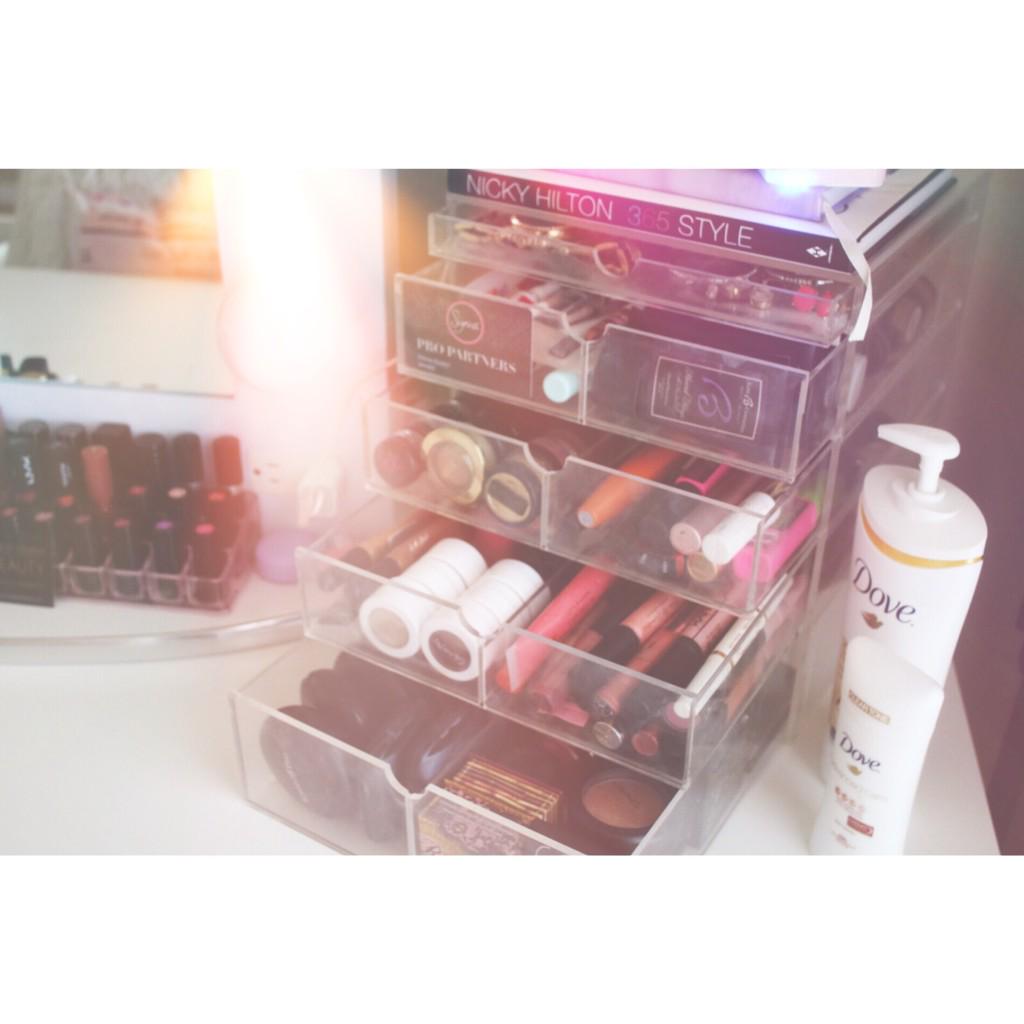 BGorgeousGuurrl's tweet photo. Beauty Room Tour Coming Soon! 💗 #glowbyb #beauty #originalbeautybox http://t.co/Hvu9dxU3zl