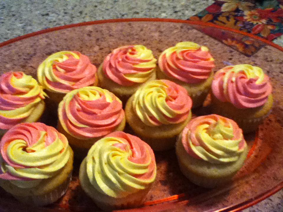 CalliesCupboard's tweet photo. strawberry lemon #cupcakes #baking #foodporn http://t.co/Mqr5yA3Bki