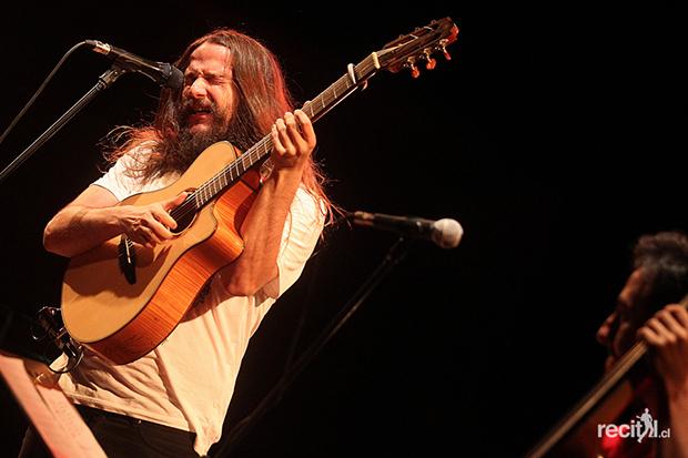 recitalcl's tweet photo. Músico @nanostern se lució en #StgoaMil #PieldeMadera http://t.co/hC80SNyRyU RT http://t.co/jR6YXhsMA4