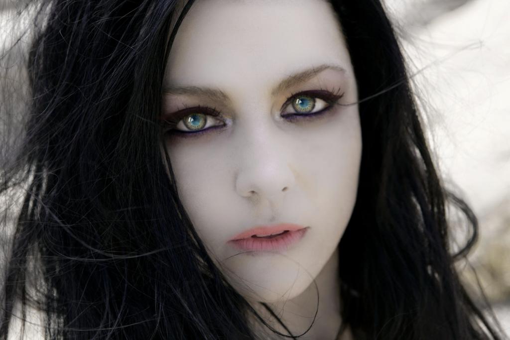 CameliaGomes222's tweet photo. Is this the end of everything? Or just a new way to bleed? #NewWayToBleed #Evanescence http://t.co/6LvJ5XJx4i