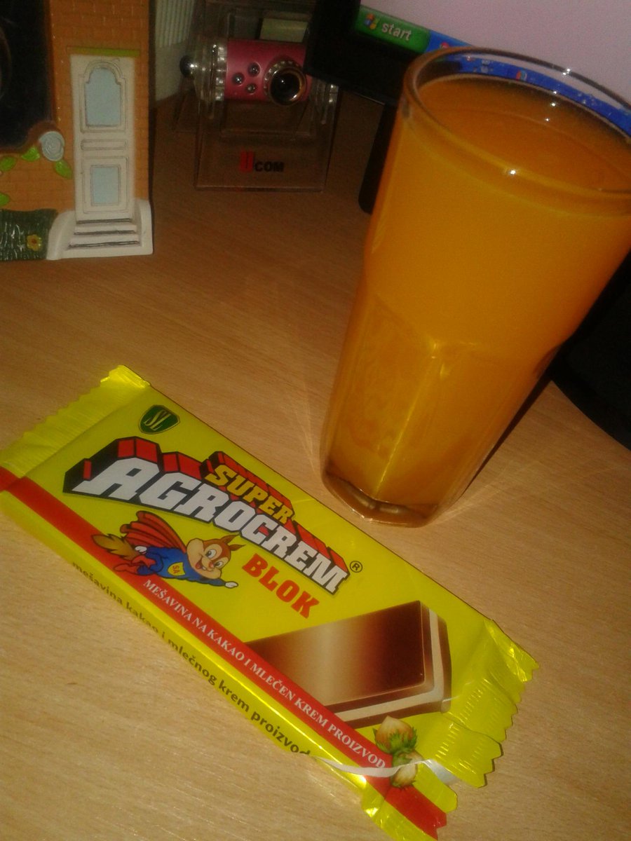 sarasarche39's tweet photo. #Home #alone #drinking #juice #Eathing #chocolate #and #watching #tres #metros #sobre #el #cielo :3 http://t.co/v3hYHE945F