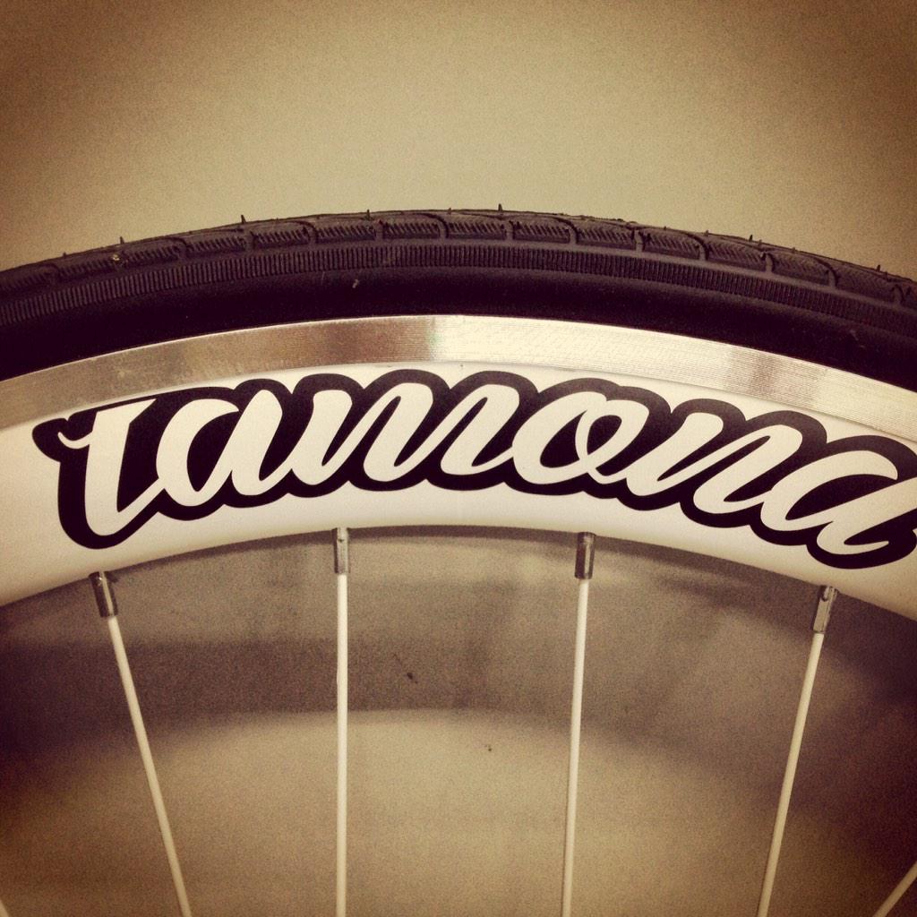 Vinilos para decorar las ruedas de las nuevas bicicletas Lamona.