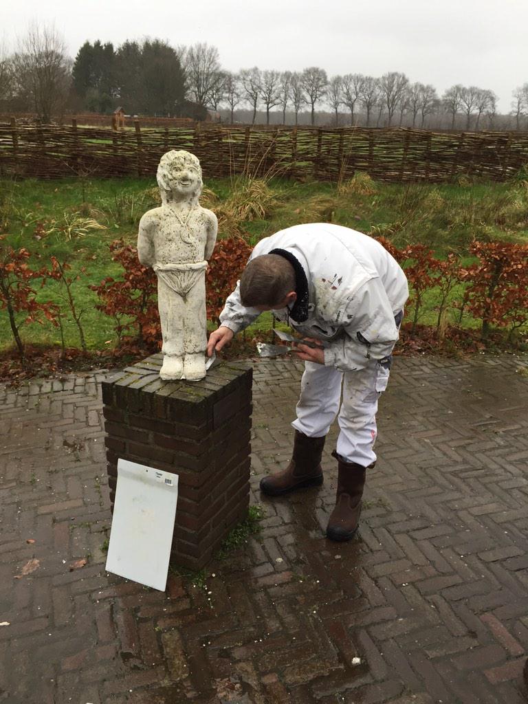 Vanochtend is Oek teruggeplaatst op zijn sokkel bij <a href="/hunebedcentrum/">Hunebedcentrum</a> in Borger! Speciaal dank aan GPS.