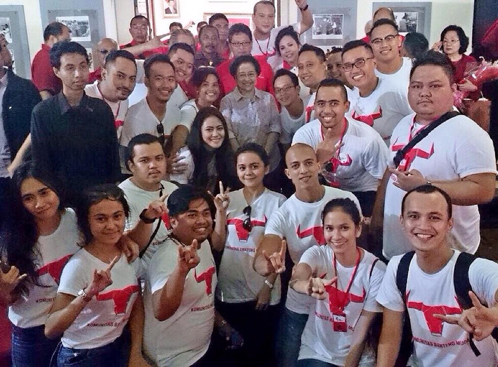 Foto dgn Ibu Ketum PDIP tercinta &amp; pak Sekjen. Dirgahayu yg bahagia. Merdeka! #KomunitasBantengMuda