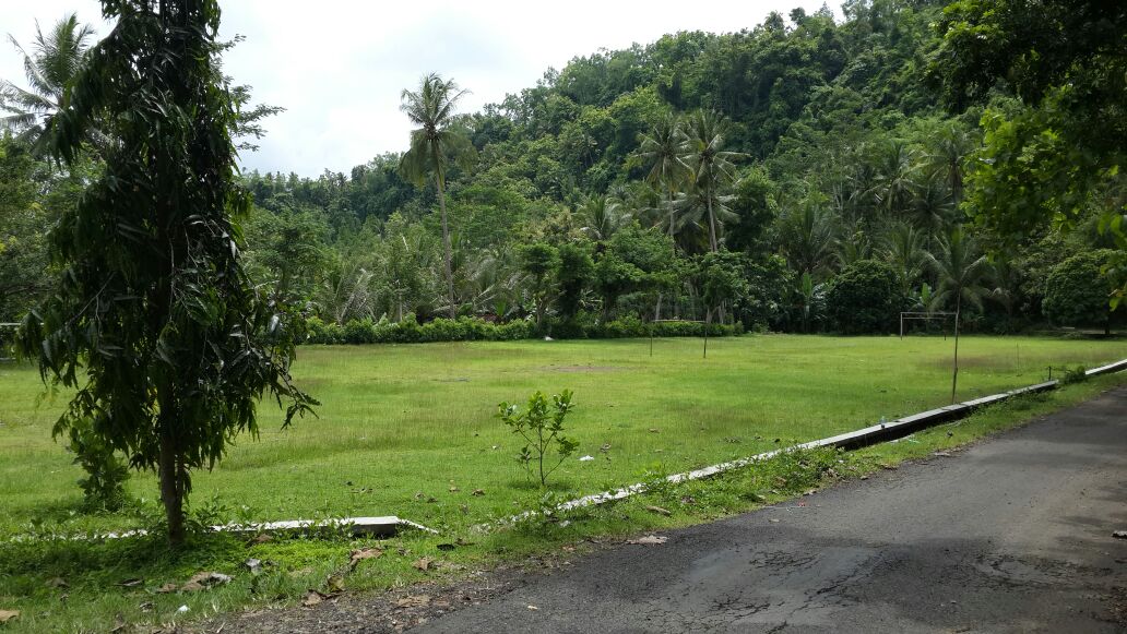 Betapa serunya main bola dgn view seindah ini. Lapangan sepakbola dan bumi perkemahan Gunung Tangkil, Kokap