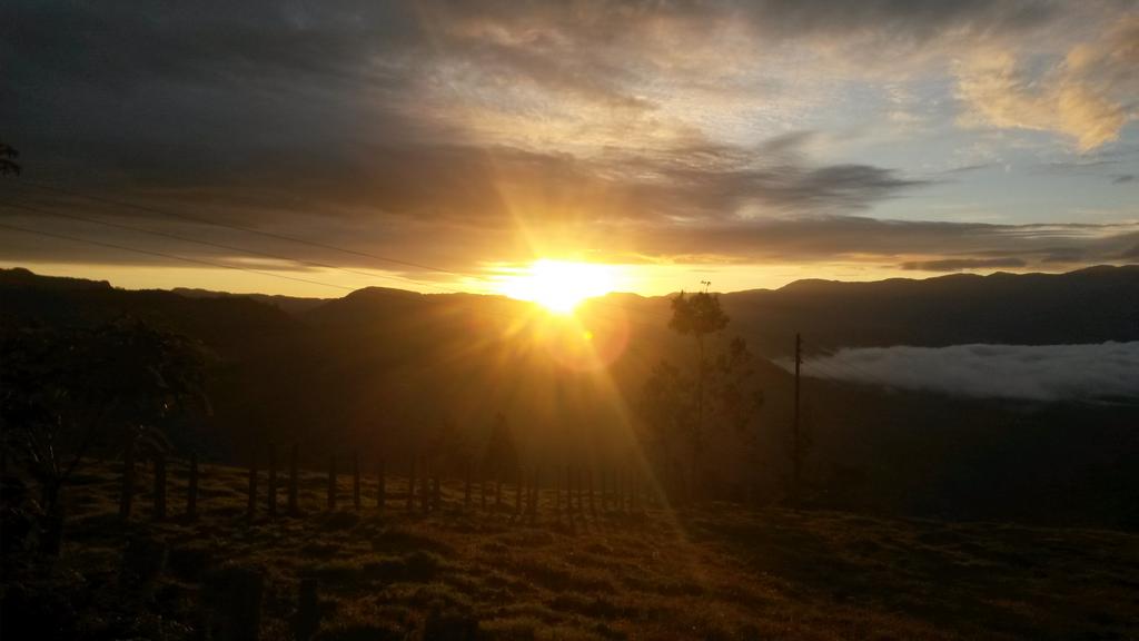 neon690's tweet photo. Amanecer en @UbalaCundi excelente día para disfrutar, feliz puente http://t.co/VzsisXCqoD