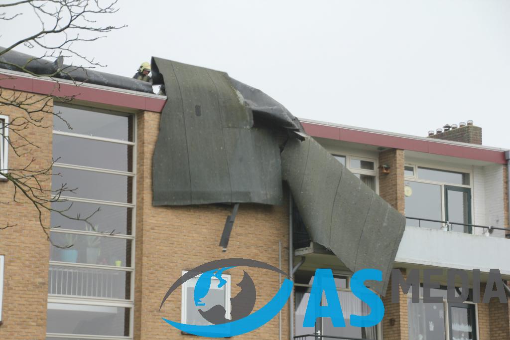 Dak waait van flat Burgemeester Visserlaan #Naarden Noord-Holland Ongeval w2u.nl/N64175