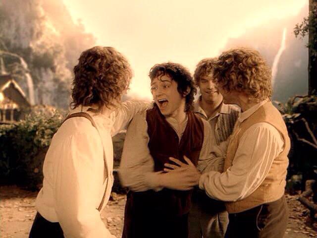 PostureoEspanol's tweet image. CUANDO ESTÁS DE FIESTA Y TE ENCUENTRAS A TUS AMIGOS DESPUÉS DE HABERTE PERDIDO.