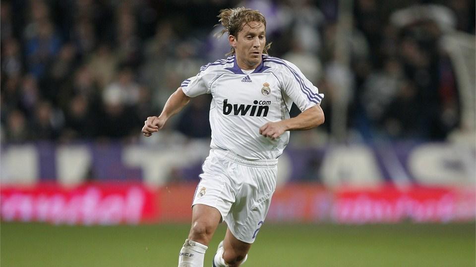 мичел футболист. хосе мигель гонсалес (мичел). мичел сальгадо реал. Michel salgado футболист. мичел сальгадо с женой.