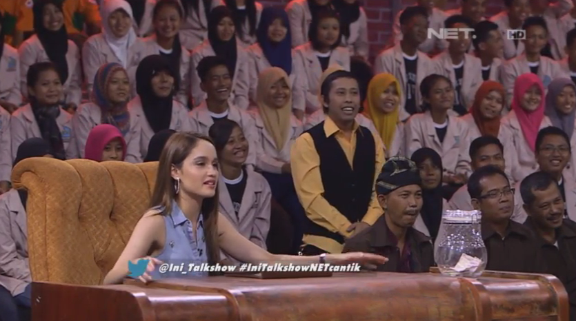 mdtvindonesia's tweet photo. Ada yang lagi diajarin bahasa inggris sama @xcintakiehlx @Ini_Talkshow http://t.co/8N9OEBuHY3