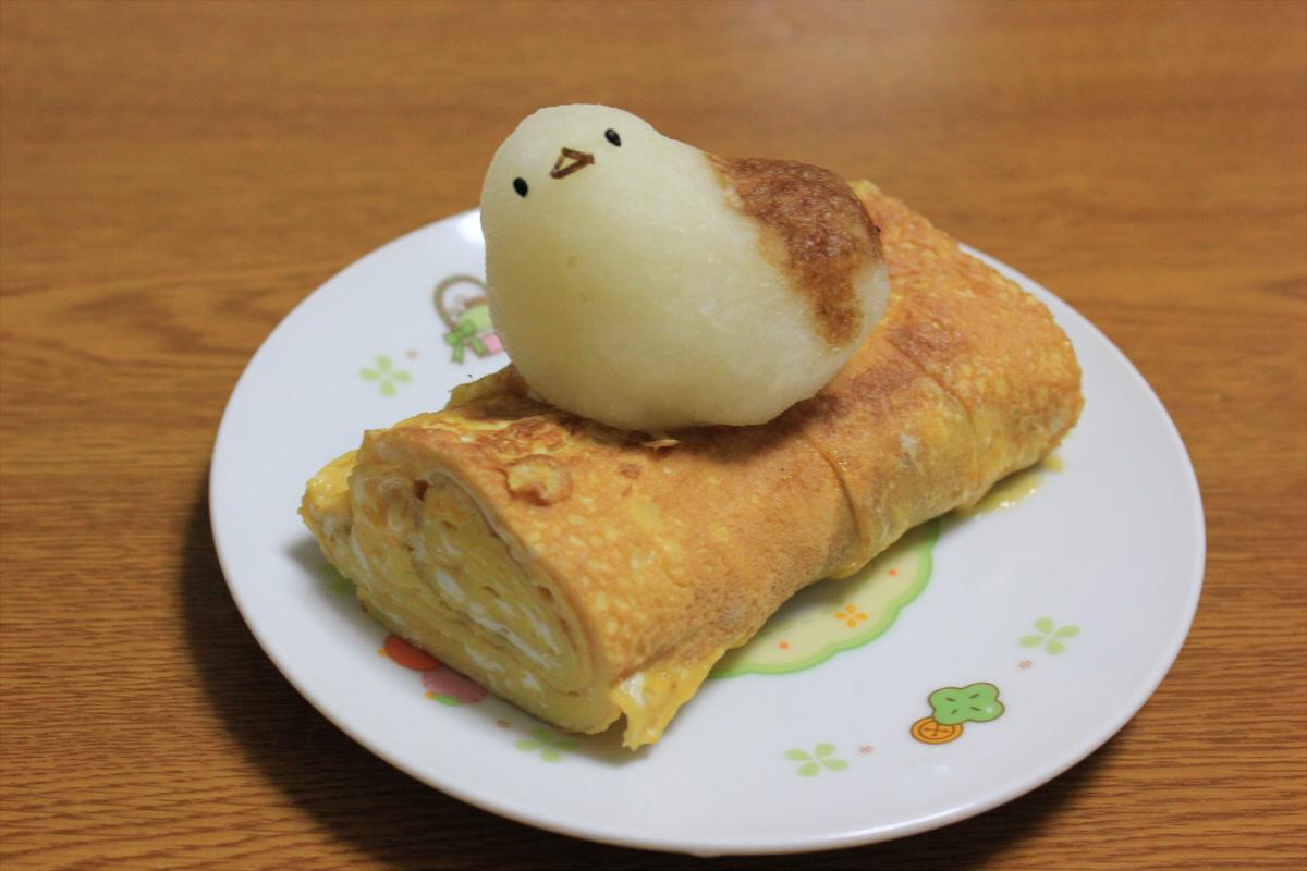 kokkokurage's tweet photo. 玉子焼きの上に大根おろしのとりさんつくったら想像以上にたべにくくなってしまった…！ http://t.co/lH5td0pQKt