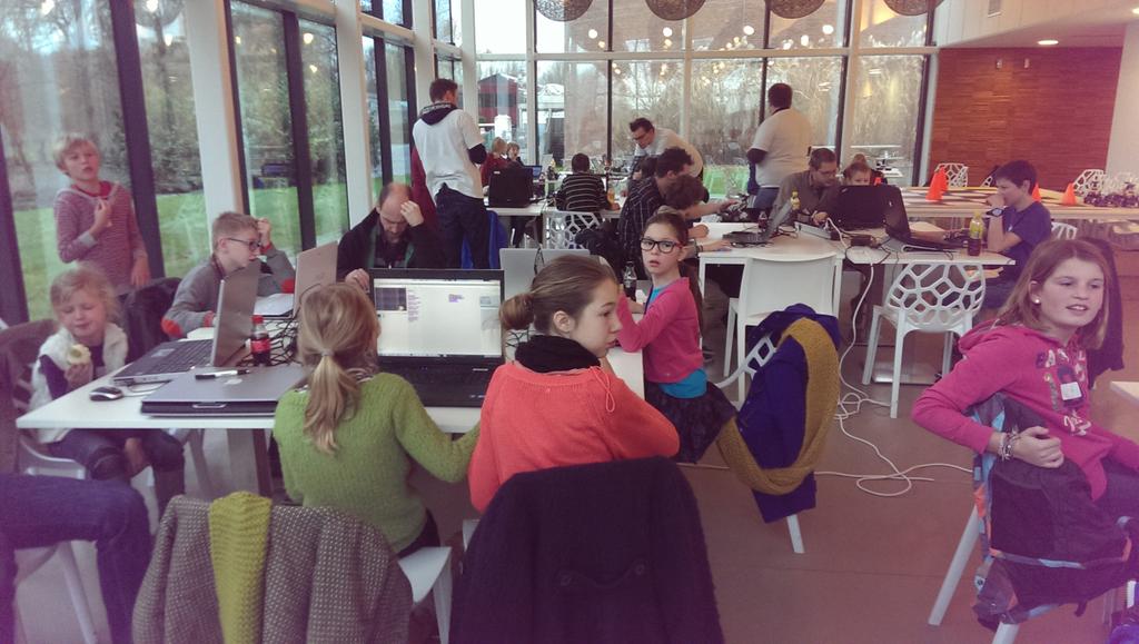 DavyCarmans's tweet image. Coderdojo kids aan het werk in Hasselt #CoderDojoBe