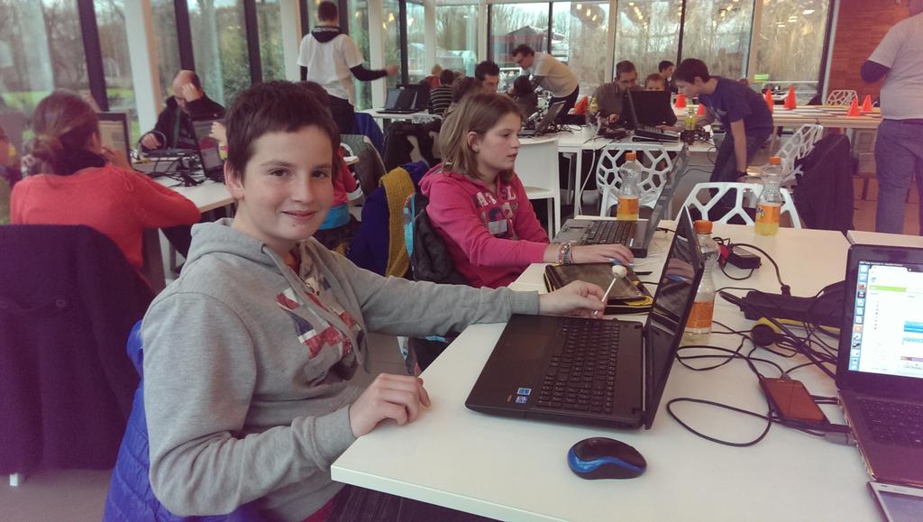DavyCarmans's tweet image. Coderdojo kids aan het werk in Hasselt #CoderDojoBe