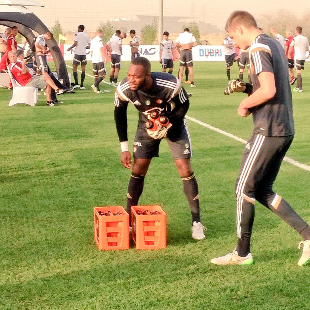 Feyenoord's tweet photo. Ook de jarige @kennethvermeer1 staat op het veld. Hij viert vandaag zijn 29ste verjaardag. Van harte, Kenneth! http://t.co/JVEpRElEe7