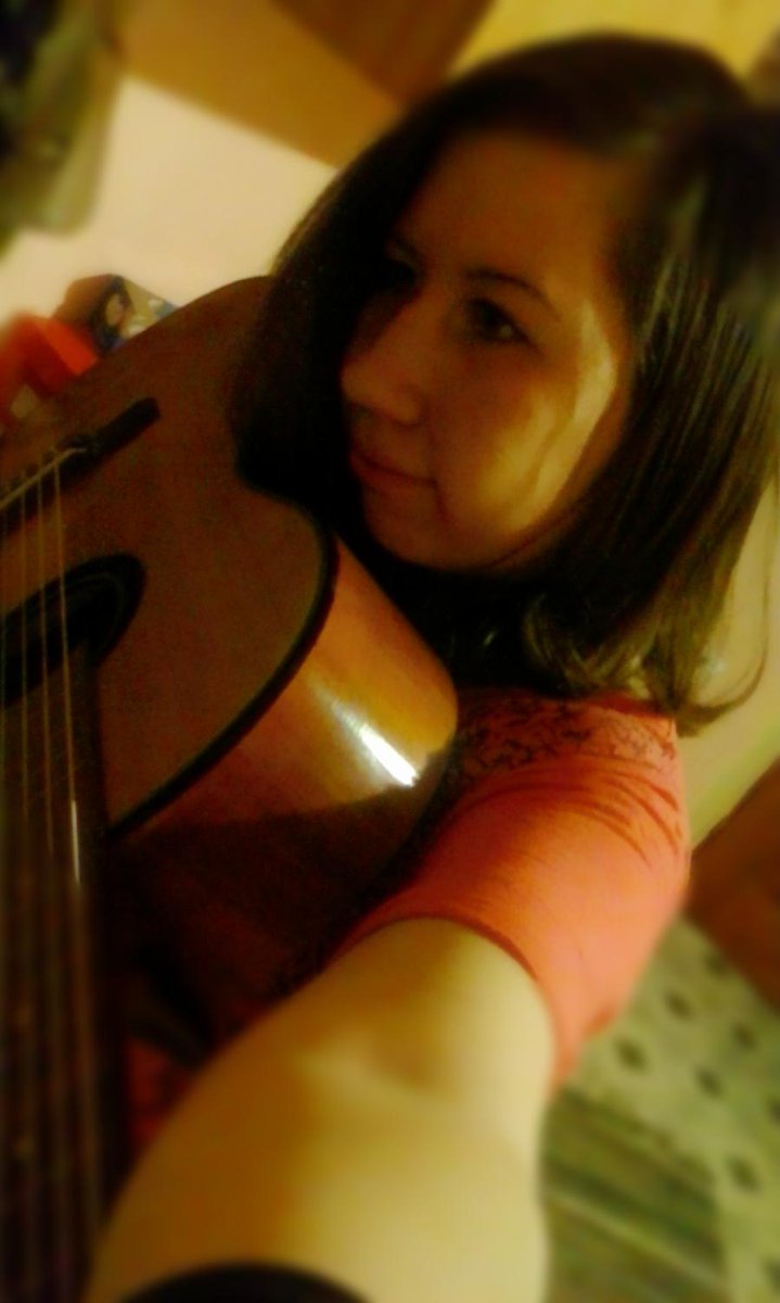 AnneMoln's tweet photo. Unatkozok ...akkor hát csapassuk!
I'm bored! So I play guitar!:)♥♥ http://t.co/MjRXNMjxjb