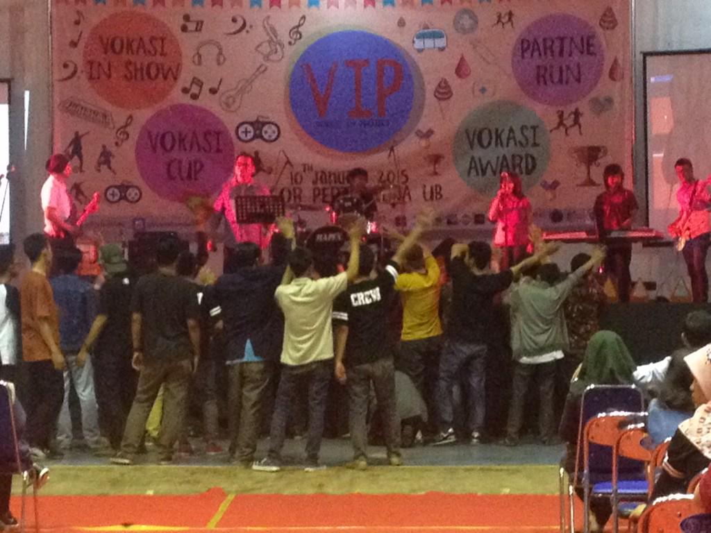 AcaraMahasiswa's tweet photo. Mysterious Guest for tonight! | @bemVOKASIub Vokasi In Project - @VokasiInProject | FREE! http://t.co/xt5LHKlP1F