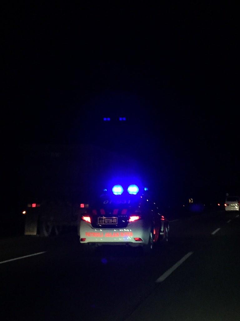 RandyJackman's tweet photo. @TMCPoldaMetro lampu sirene mobil patroli nopol 12739-VII sgt silau &amp; membahayakan pengguna jalan tol dakota http://t.co/B3S2D0aOz5