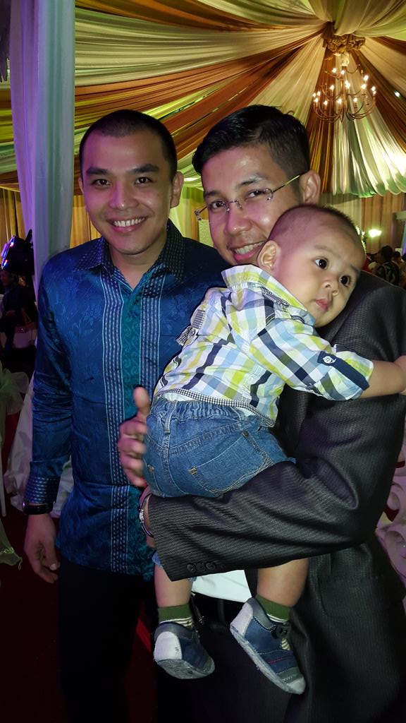 Terus Emir langsung bobo hebat euy hehe “<a href="/ipphoright/">MOTIVATOR INDONESIA IPPHO</a>: Ngegendong Emir, anaknya <a href="/MuhammadAssad/">Muhammad Assad</a>, ternyata berat euy :D ”