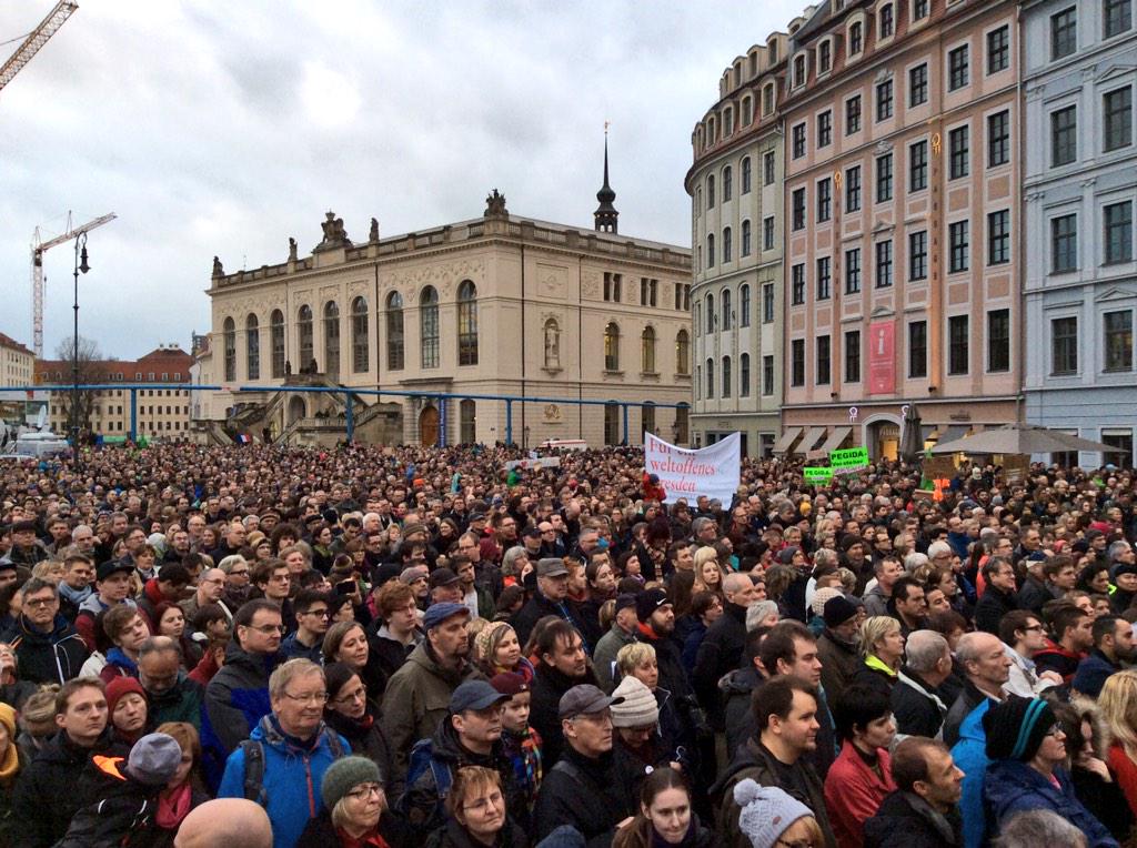 #Dresden: Jetzt spricht Bischof Bohl.
Mehr als 35.000 sind auf dem Neumarkt, sagt gerade der Moderator. #nopegida