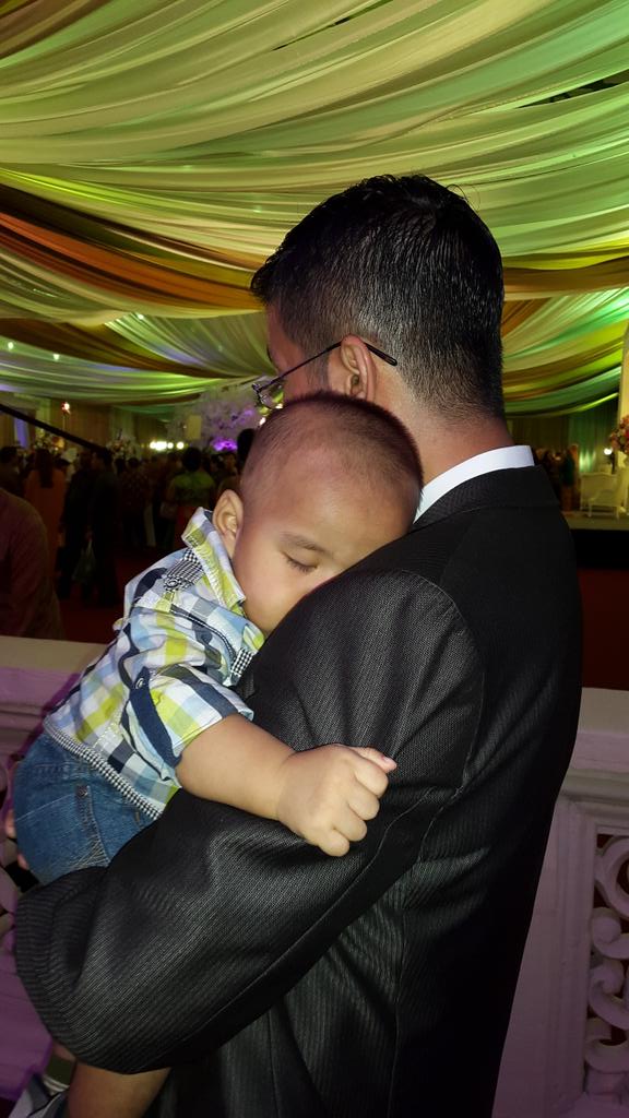 Nyenyaaakk hehe “<a href="/ipphoright/">MOTIVATOR INDONESIA IPPHO</a>: Awalnya nggak tidur, sampailah Emir tertidur. Nggak mau lepaaas cc <a href="/MuhammadAssad/">Muhammad Assad</a> ”