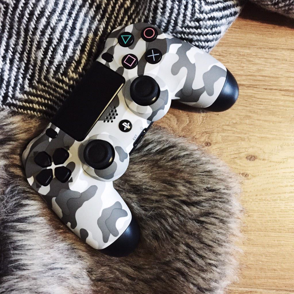karlaaitch's tweet image. Mmm 😍 #ps4 #camocontroller