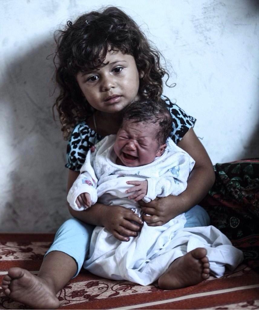 ybenderbal's tweet photo. Les enfants de #Gaza... Qu'ils soient vivants ou morts, le monde reste insensible à leur terrible sort... #israël http://t.co/oPI0mn83iw