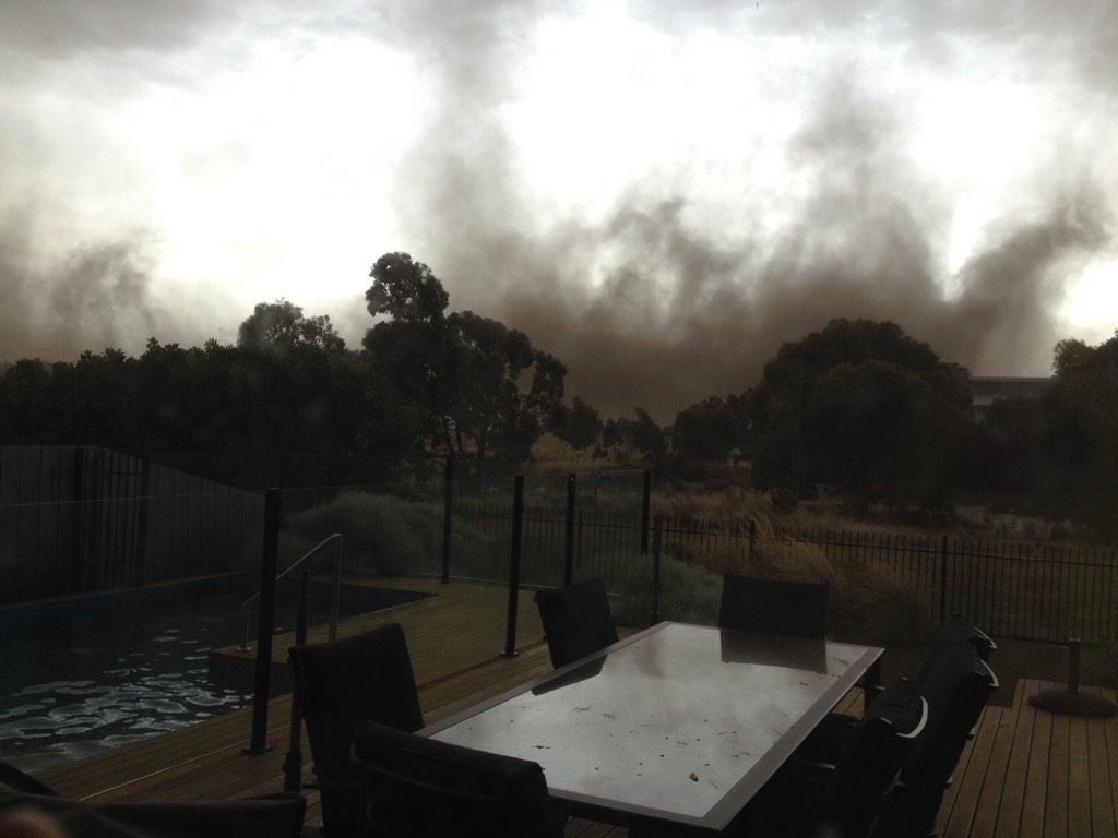 sim_med1's tweet photo. The cool change has hit Torquay, creating a huge dust storm!! @abcnewsMelb @geelongaddy http://t.co/4yzbPTEBjp
