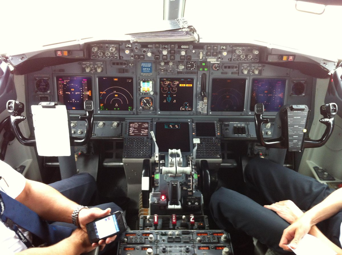 neudc's tweet photo. Hoy en la tertulia: "Estar localizados". ¿Cómo es posible no localizar un avión desaparecido? ¿vivimos localizados? http://t.co/oVUM5TVbY8