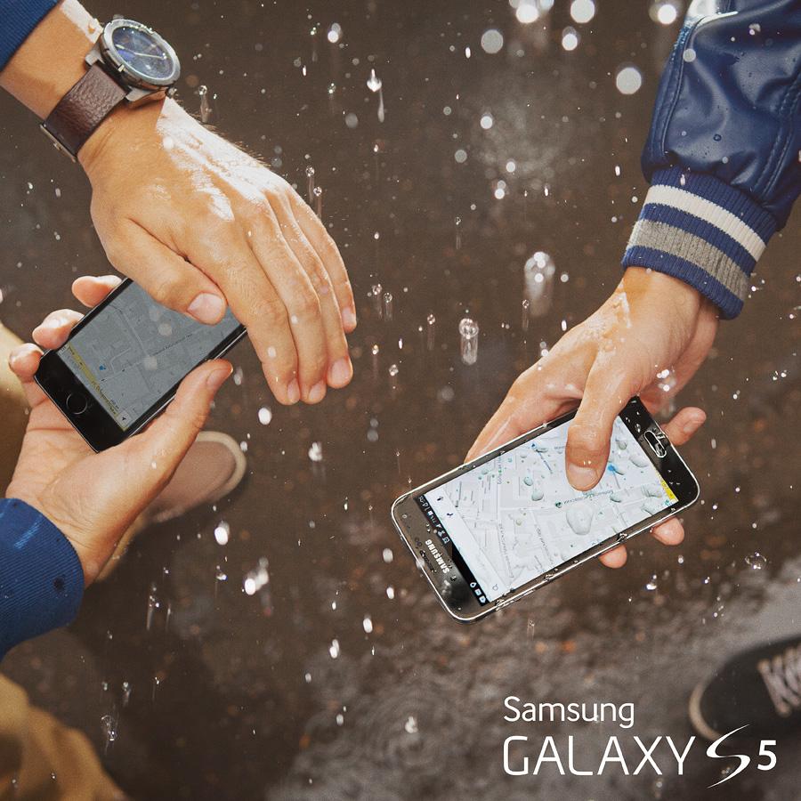 samsungID's tweet photo. It's a rainy holiday! But don't worry, Samsung GALAXY S5 is water resistant! #LimitLes5 http://t.co/uvFdCPvPdq http://t.co/FBaWkdylC0