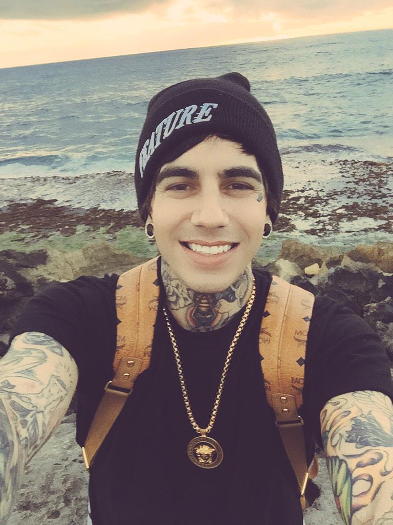 Caked up. Be caked up with. Caked up. Flosstradamus & baauer rollup. Caked up.