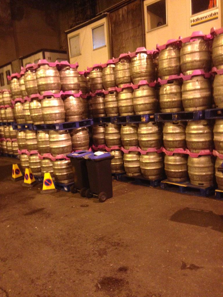 DaveClarkTV's tweet image. Watching darts is thirsty work! So far a total of 240,000 pints have been supped at The Ally Pally. #lovethedarts