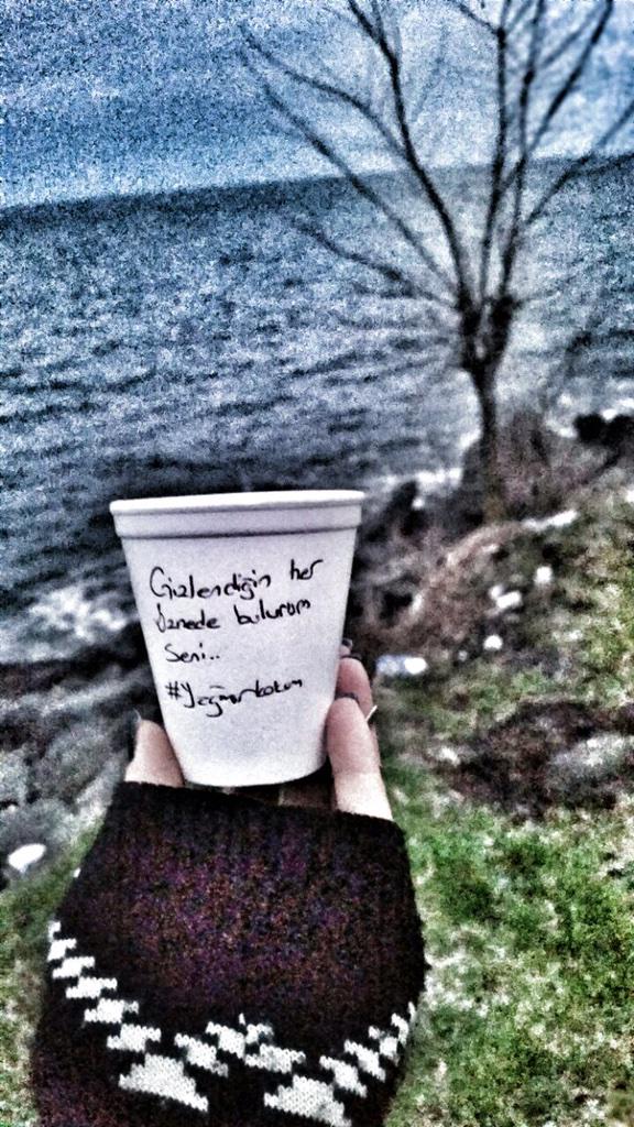 VeSozleri's tweet photo. Boşuna uğraşıyorsun. Gizlendiğin her öznede bulurum seni...

Emre Karataş http://t.co/rEhgzPjwPH