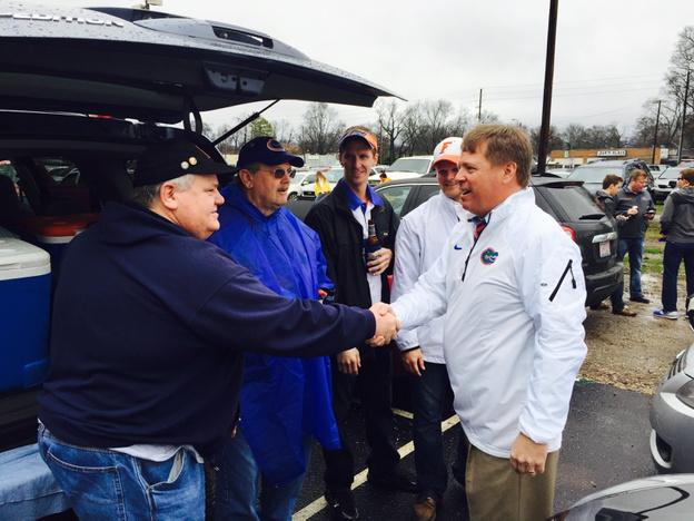GatorsScott's tweet photo. McElwain stops by his first tailgate...#Gators http://t.co/MeBTk7lvsJ