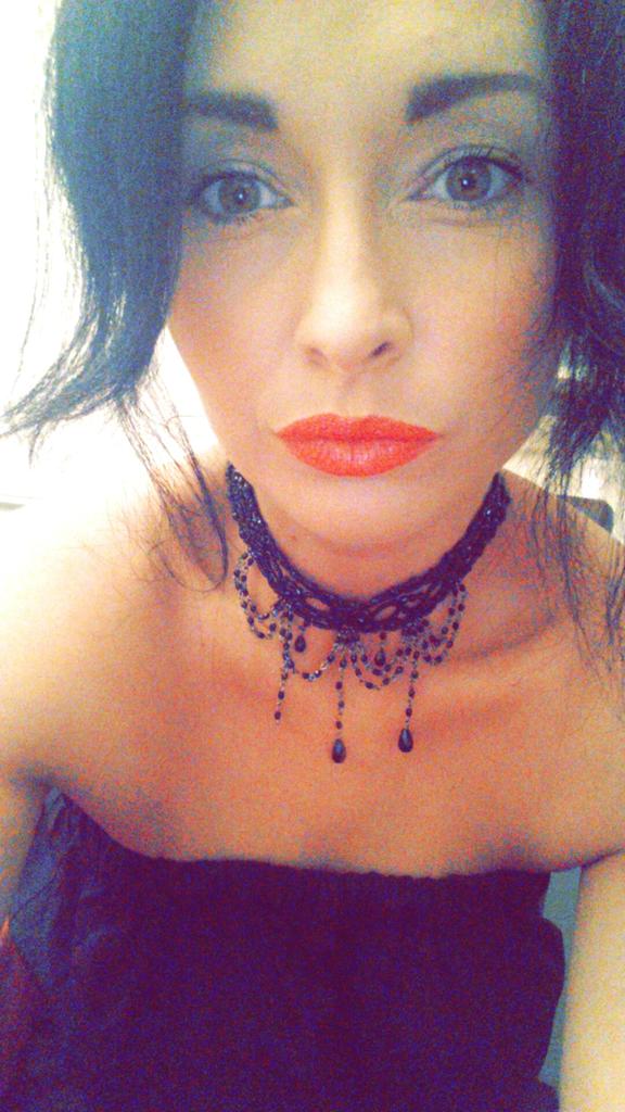 irishlauraxx's tweet photo. #loveredlips http://t.co/Uwg93x1gb3