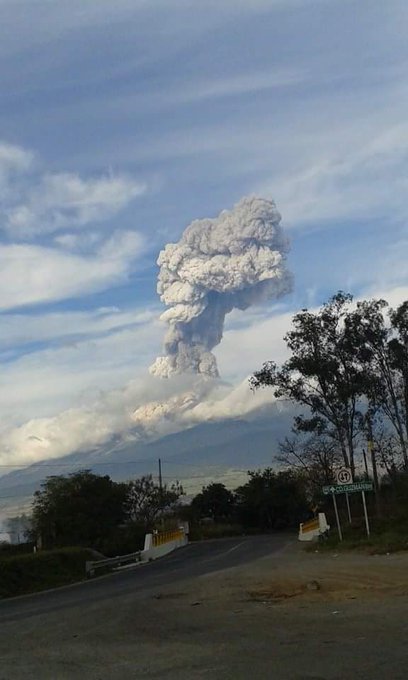 Actividad volcanica 2015 B6b8wO5CEAAtbO3