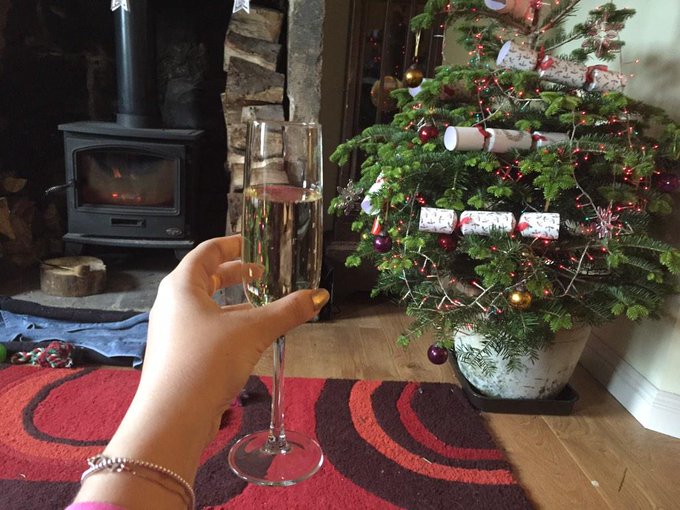 Today is my 2nd Christmas with my family!! We are calling it Fakemas!! Tree, prosecco and a roaring fire<a href="/tag/mvsales"class="tags"><span>#mvsales</span></a>