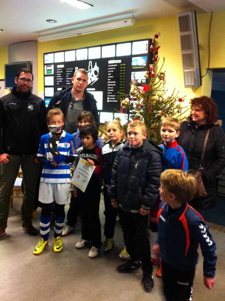 svzwollevoetbal's tweet photo. De E-pupillen genieten van een lekker broodje knakworst! De Fair Playprijs 1e seizoenshelft gaat naar SV Zwolle E3. http://t.co/dB6WRNiunv