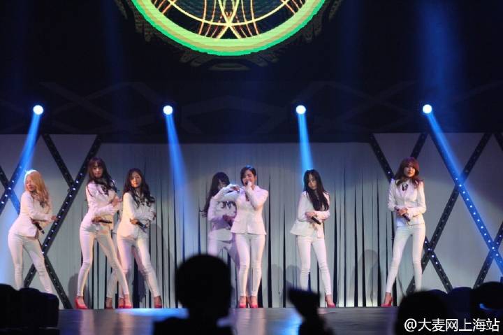[PIC][03-01-2015]SNSD khởi hành đi Thượng Hải để tham dự "China for GG 1st Fan Party in ShangHai" vào sáng nay B6bJYYWCMAAl7A5